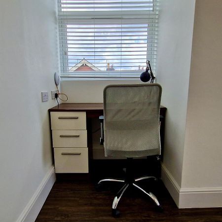 Incredible Private Rooms All With Private Bathrooms In A Fully Serviced House Next To City Centre With Free Parking Coventry Esterno foto
