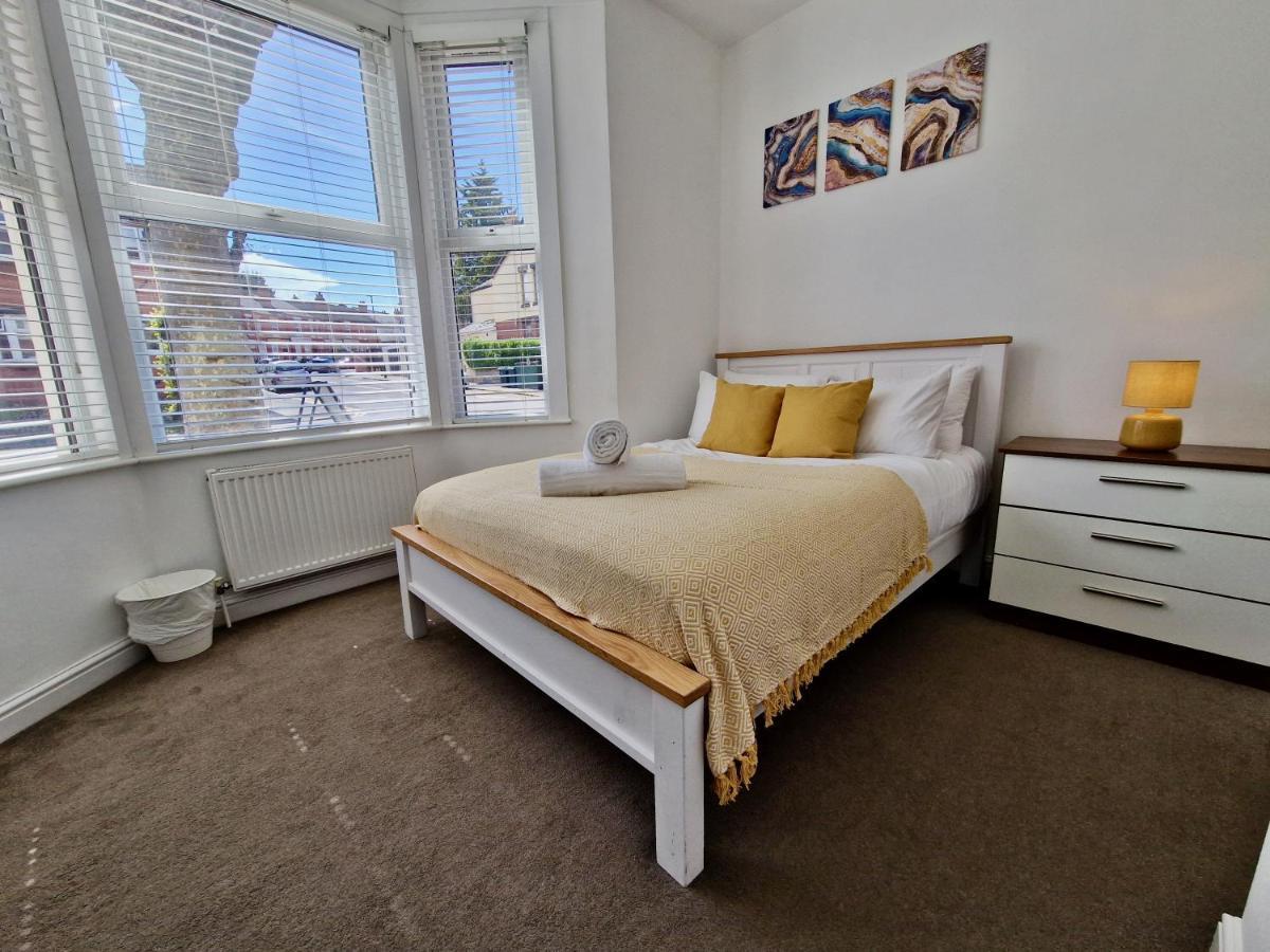 Incredible Private Rooms All With Private Bathrooms In A Fully Serviced House Next To City Centre With Free Parking Coventry Esterno foto