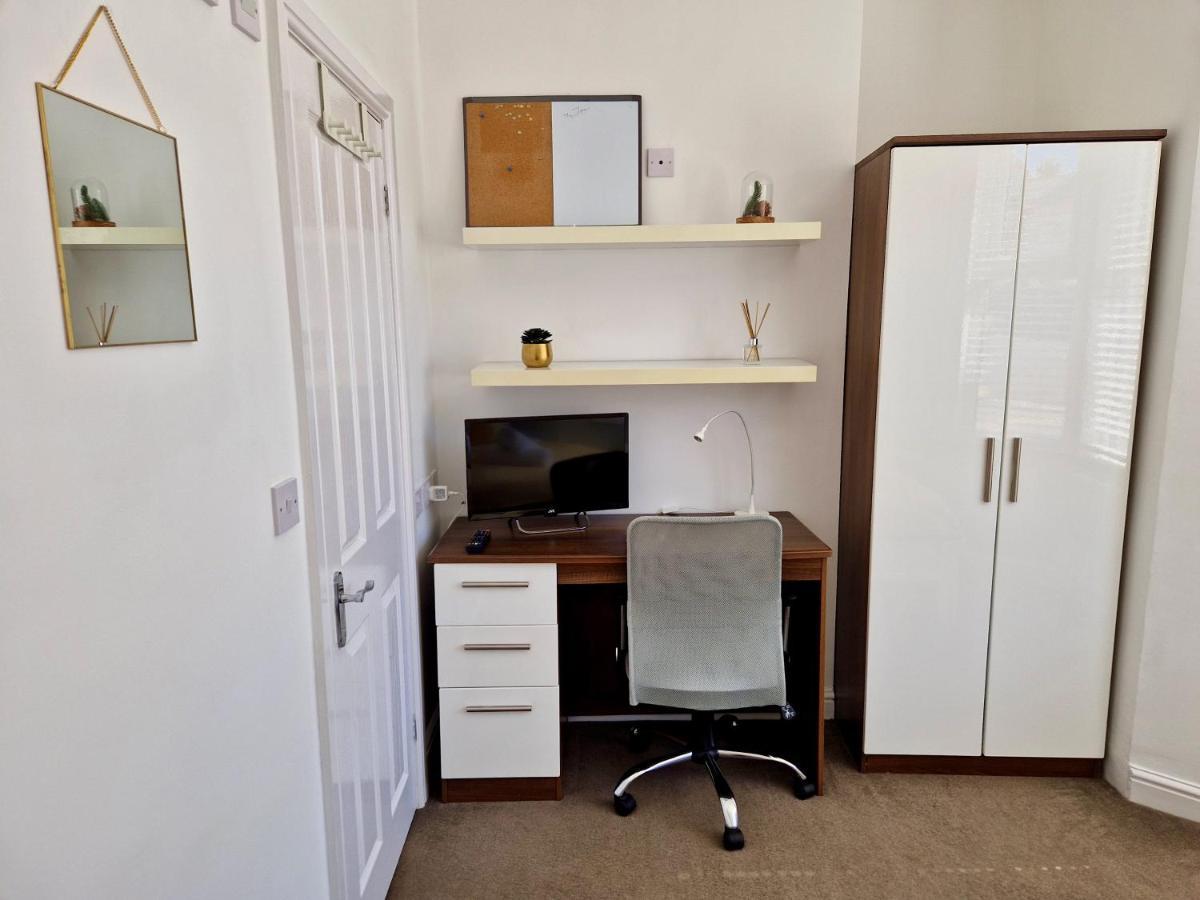 Incredible Private Rooms All With Private Bathrooms In A Fully Serviced House Next To City Centre With Free Parking Coventry Esterno foto