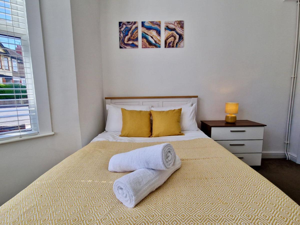 Incredible Private Rooms All With Private Bathrooms In A Fully Serviced House Next To City Centre With Free Parking Coventry Esterno foto