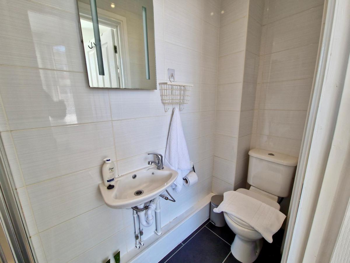 Incredible Private Rooms All With Private Bathrooms In A Fully Serviced House Next To City Centre With Free Parking Coventry Esterno foto