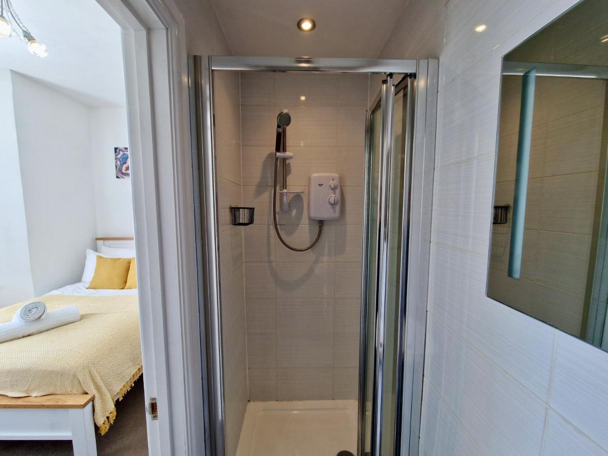 Incredible Private Rooms All With Private Bathrooms In A Fully Serviced House Next To City Centre With Free Parking Coventry Esterno foto