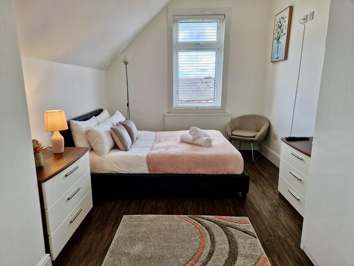 Incredible Private Rooms All With Private Bathrooms In A Fully Serviced House Next To City Centre With Free Parking Coventry Esterno foto