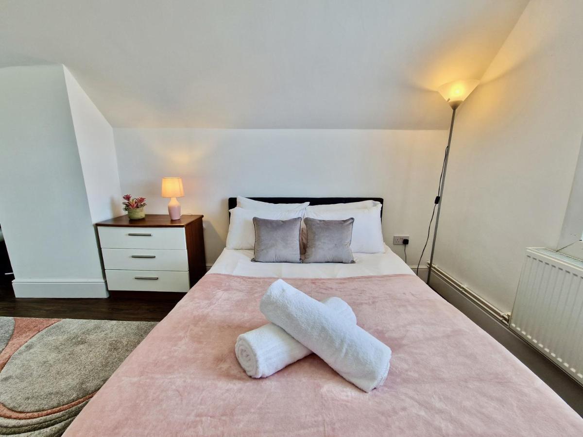 Incredible Private Rooms All With Private Bathrooms In A Fully Serviced House Next To City Centre With Free Parking Coventry Esterno foto