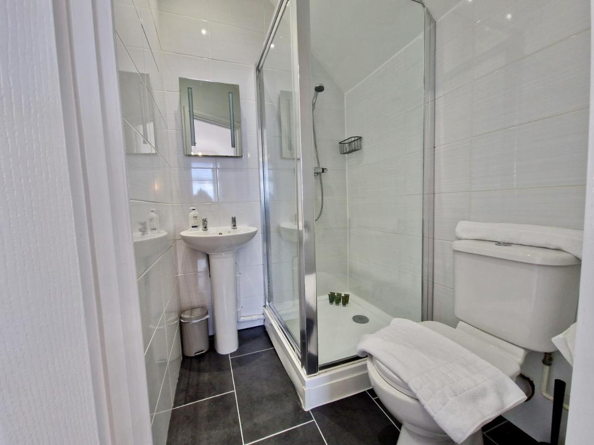 Incredible Private Rooms All With Private Bathrooms In A Fully Serviced House Next To City Centre With Free Parking Coventry Esterno foto