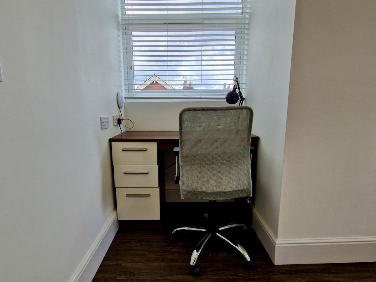 Incredible Private Rooms All With Private Bathrooms In A Fully Serviced House Next To City Centre With Free Parking Coventry Esterno foto