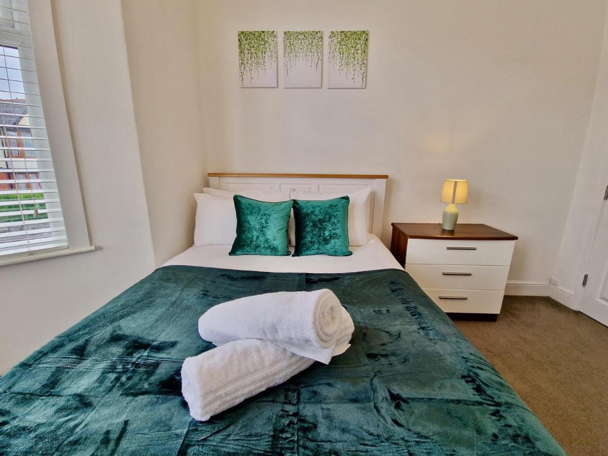 Incredible Private Rooms All With Private Bathrooms In A Fully Serviced House Next To City Centre With Free Parking Coventry Esterno foto