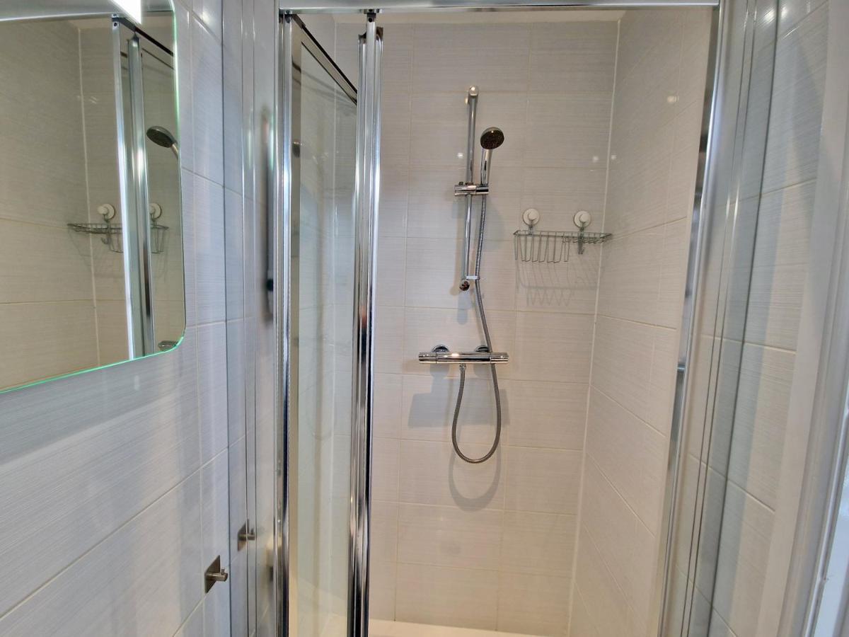 Incredible Private Rooms All With Private Bathrooms In A Fully Serviced House Next To City Centre With Free Parking Coventry Esterno foto