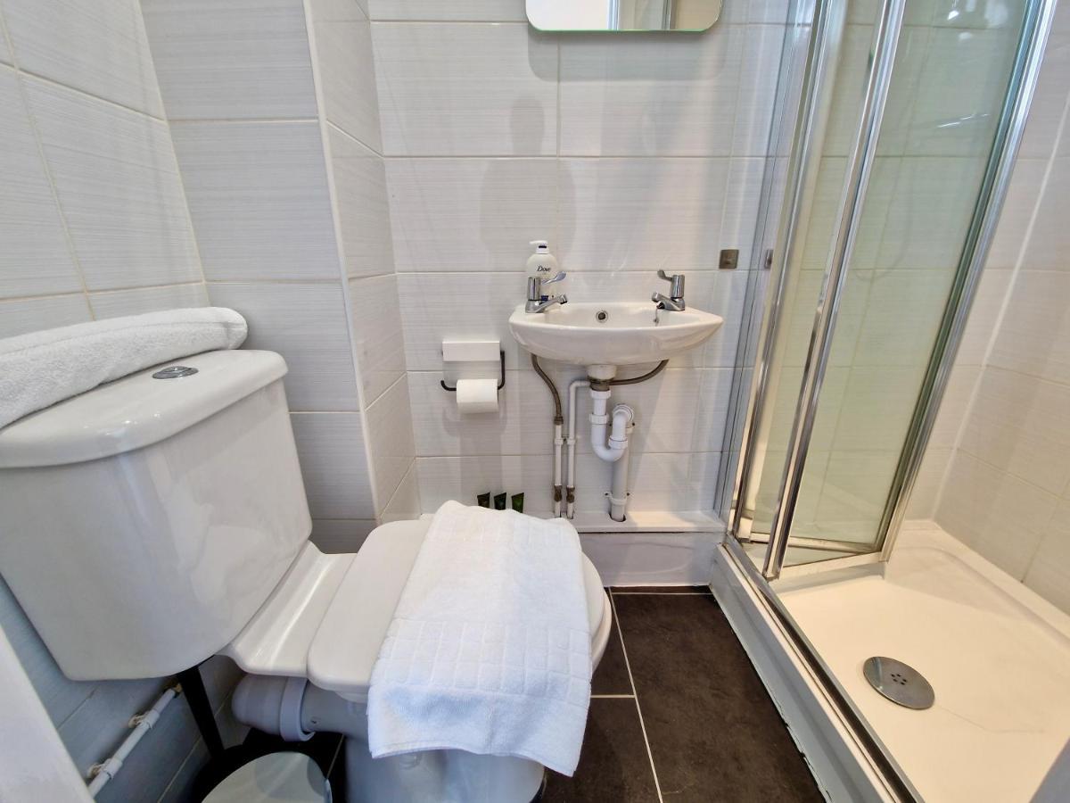 Incredible Private Rooms All With Private Bathrooms In A Fully Serviced House Next To City Centre With Free Parking Coventry Esterno foto