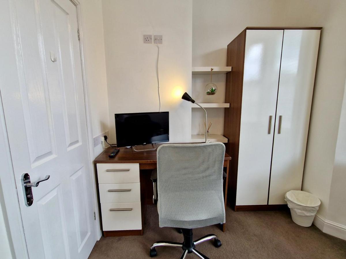 Incredible Private Rooms All With Private Bathrooms In A Fully Serviced House Next To City Centre With Free Parking Coventry Esterno foto
