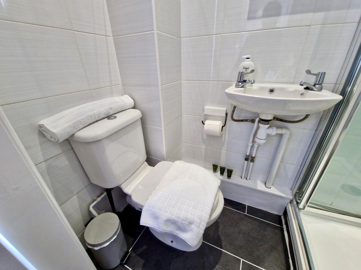 Incredible Private Rooms All With Private Bathrooms In A Fully Serviced House Next To City Centre With Free Parking Coventry Esterno foto