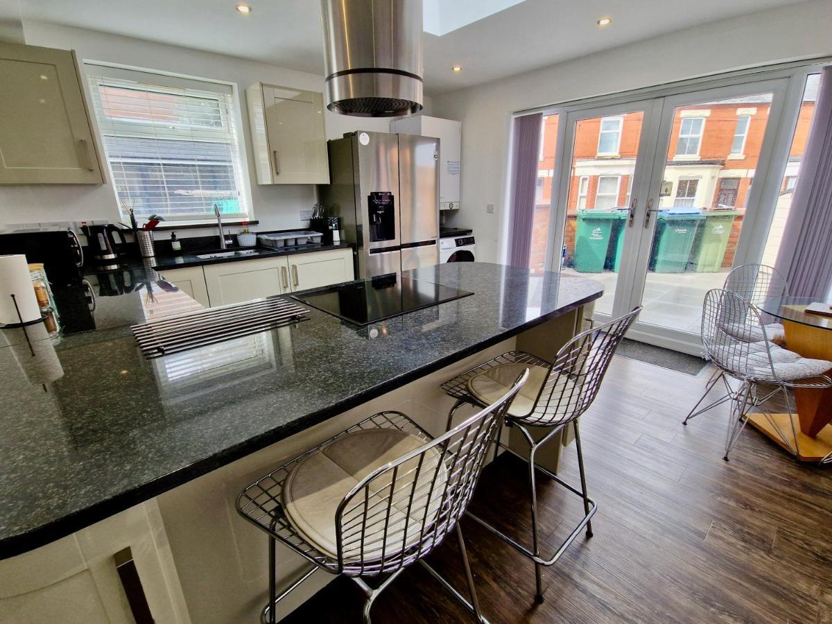 Incredible Private Rooms All With Private Bathrooms In A Fully Serviced House Next To City Centre With Free Parking Coventry Esterno foto