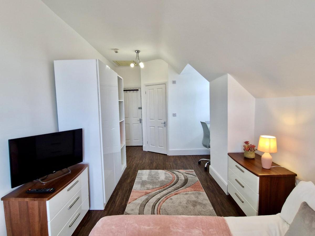 Incredible Private Rooms All With Private Bathrooms In A Fully Serviced House Next To City Centre With Free Parking Coventry Esterno foto