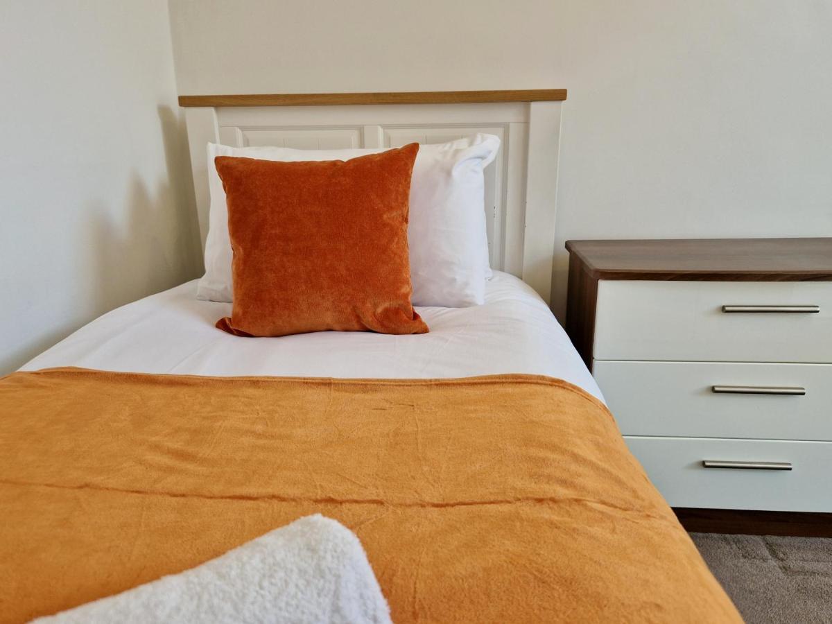 Incredible Private Rooms All With Private Bathrooms In A Fully Serviced House Next To City Centre With Free Parking Coventry Esterno foto