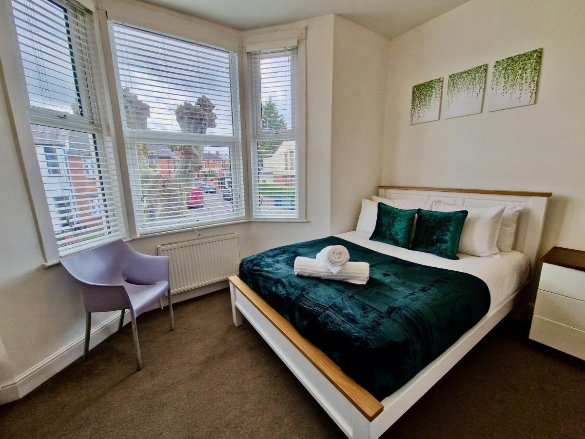 Incredible Private Rooms All With Private Bathrooms In A Fully Serviced House Next To City Centre With Free Parking Coventry Esterno foto