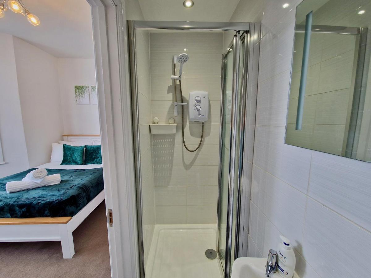 Incredible Private Rooms All With Private Bathrooms In A Fully Serviced House Next To City Centre With Free Parking Coventry Esterno foto