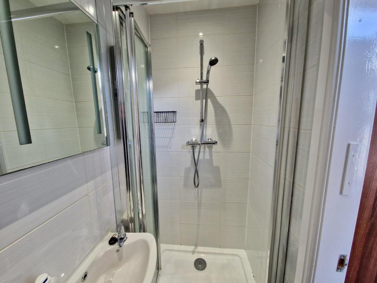 Incredible Private Rooms All With Private Bathrooms In A Fully Serviced House Next To City Centre With Free Parking Coventry Esterno foto