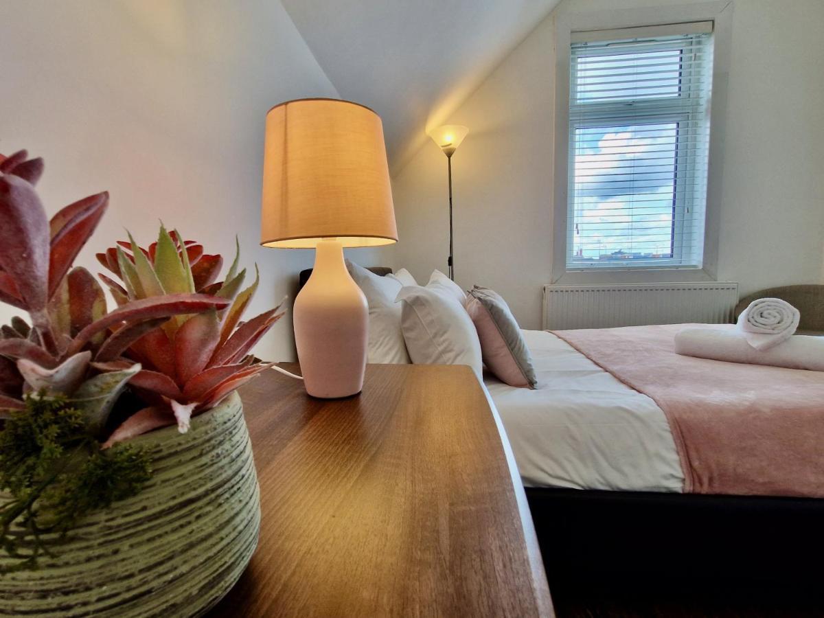 Incredible Private Rooms All With Private Bathrooms In A Fully Serviced House Next To City Centre With Free Parking Coventry Esterno foto