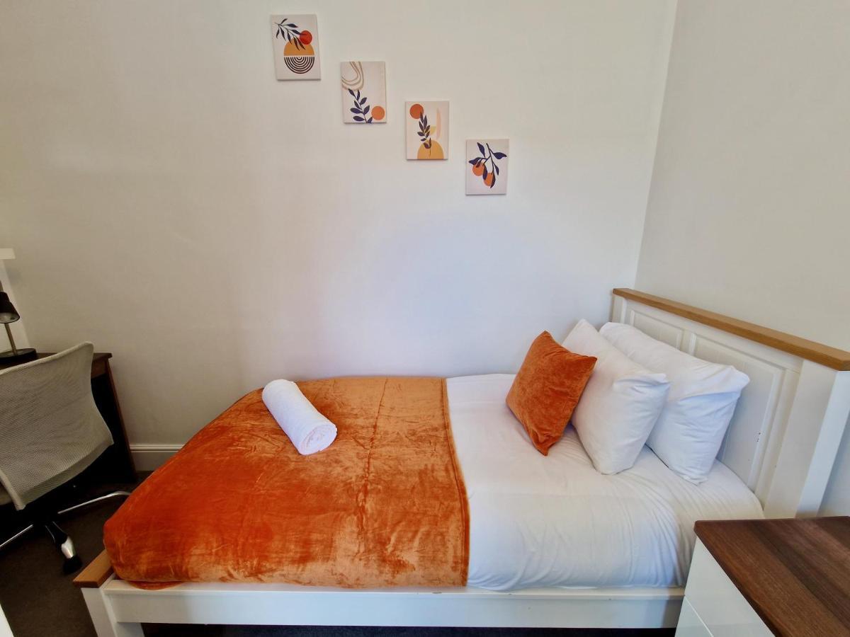 Incredible Private Rooms All With Private Bathrooms In A Fully Serviced House Next To City Centre With Free Parking Coventry Esterno foto