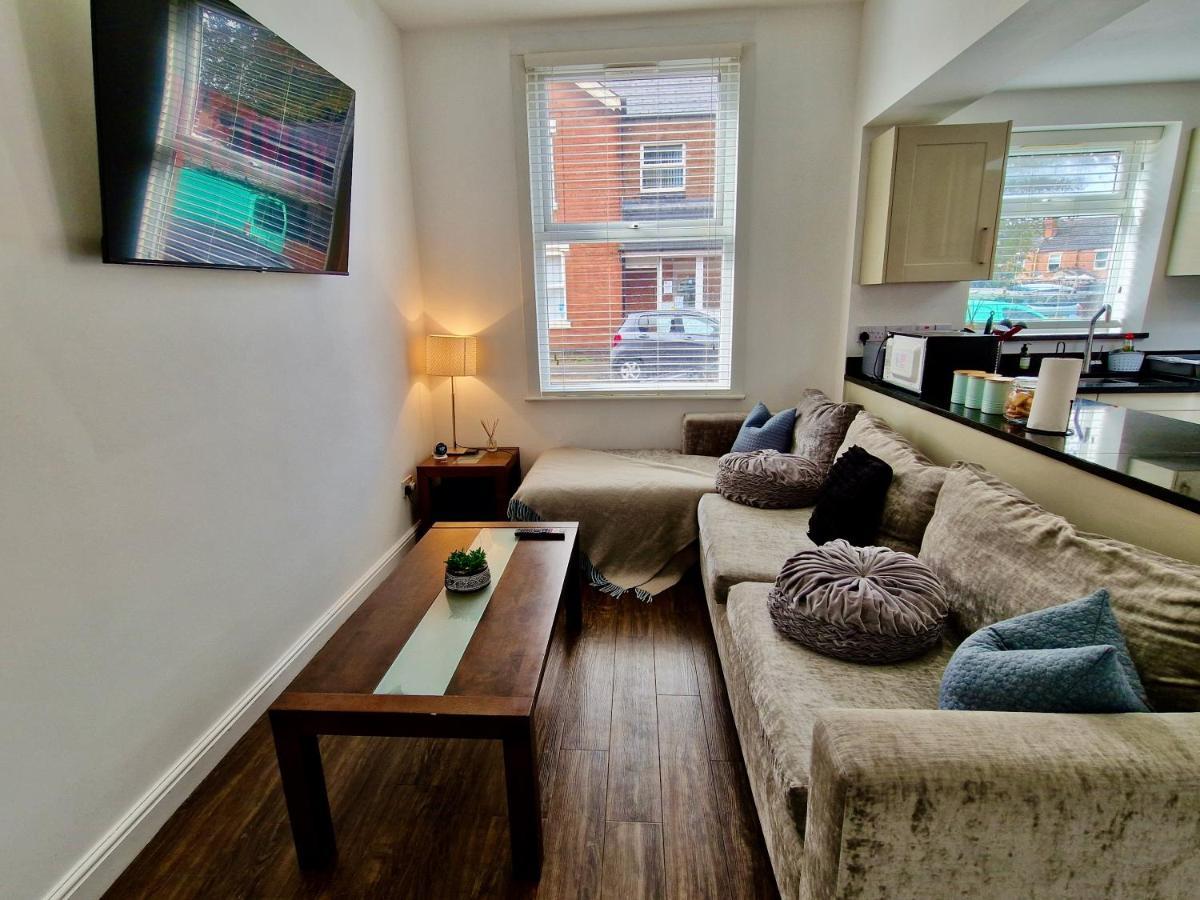 Incredible Private Rooms All With Private Bathrooms In A Fully Serviced House Next To City Centre With Free Parking Coventry Esterno foto