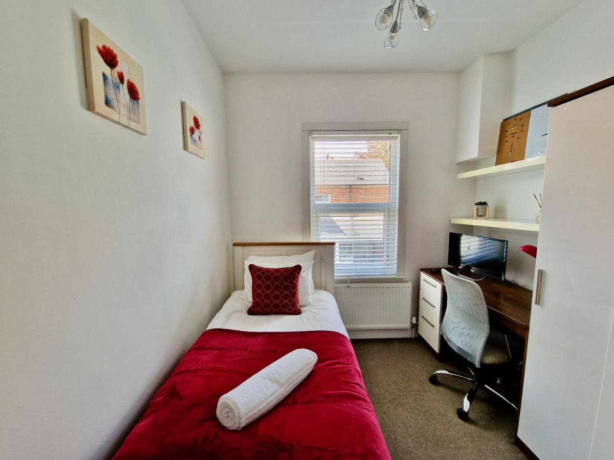 Incredible Private Rooms All With Private Bathrooms In A Fully Serviced House Next To City Centre With Free Parking Coventry Esterno foto