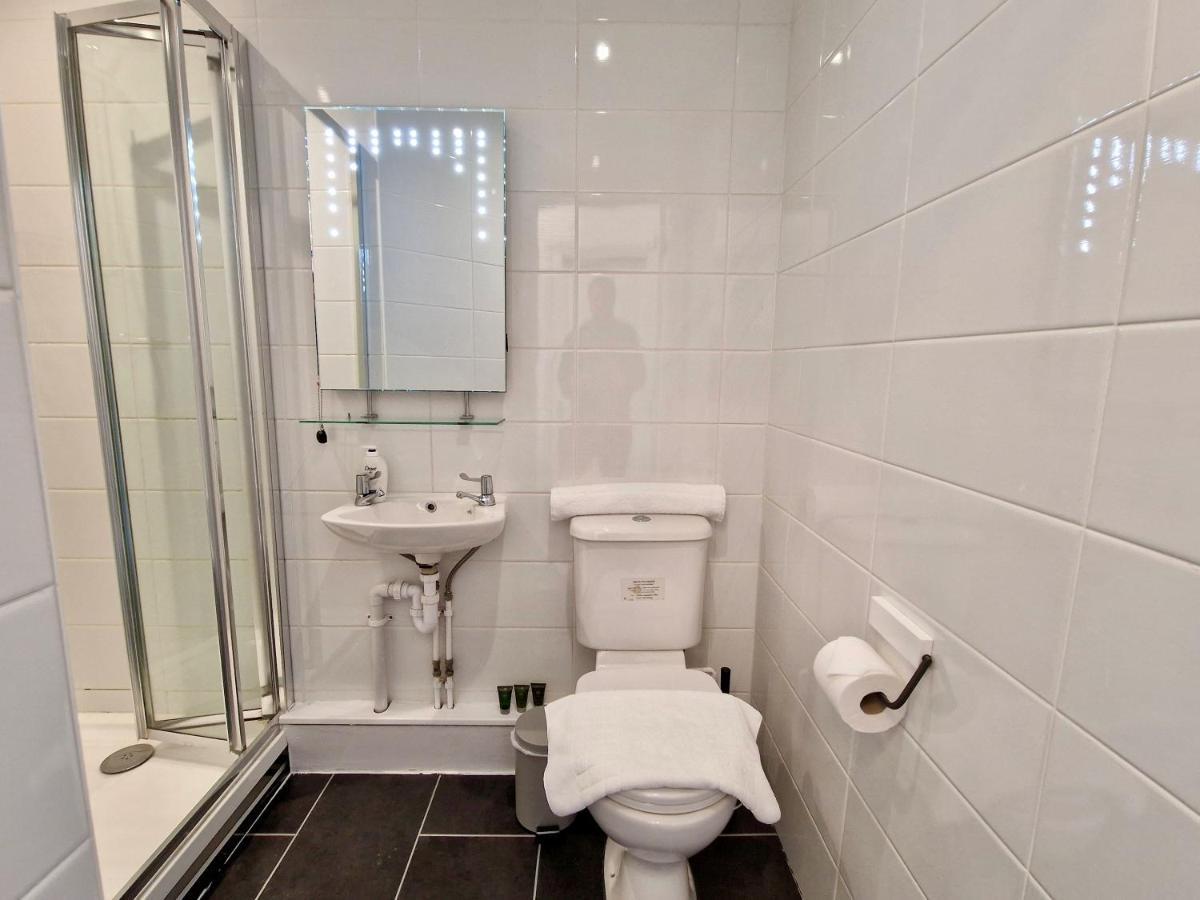 Incredible Private Rooms All With Private Bathrooms In A Fully Serviced House Next To City Centre With Free Parking Coventry Esterno foto