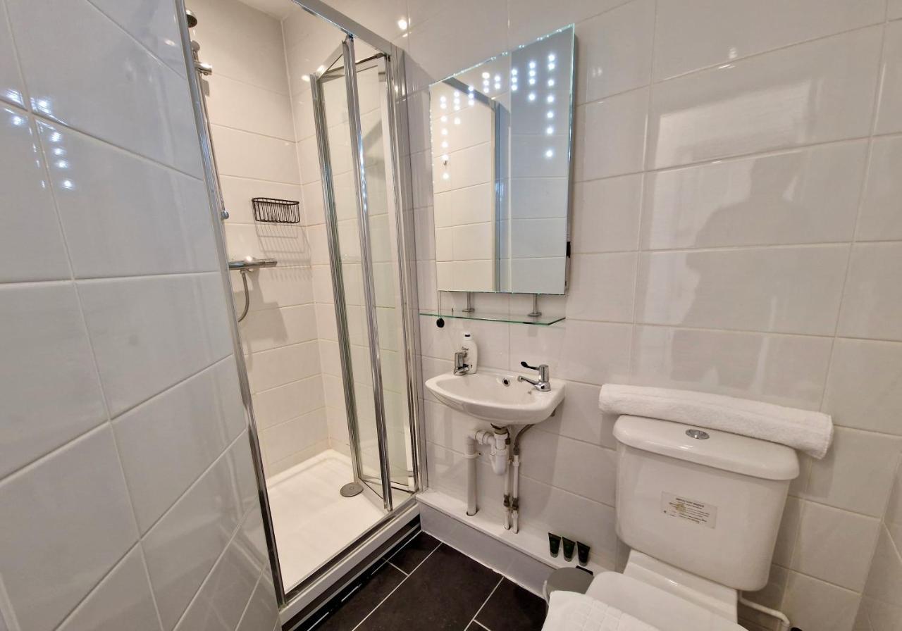 Incredible Private Rooms All With Private Bathrooms In A Fully Serviced House Next To City Centre With Free Parking Coventry Esterno foto